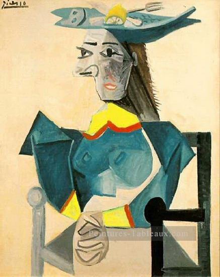Femme assise au chapeau poisson 1942 cubiste Pablo Picasso Peintures à l'huile